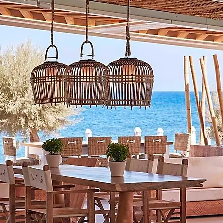 Nikki & Santorini ثيرا